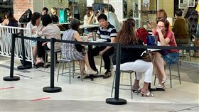 新加坡防疫升級　外出聚餐最多5人新加坡疫情升溫，8日起實施升級版防疫措施，民眾外出聚餐最多5人一桌。圖為碧山地鐵站附近的餐廳。中央社記者侯姿瑩新加坡攝　110年5月8日