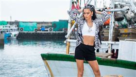 王麗雅身穿潘怡良服飾壓軸走秀。（圖／伊林提供）