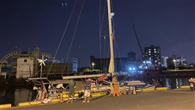 7人大馬買遊艇開抵安平港　待辦入境後檢疫台南市政府8日表示，一艘購自馬來西亞的遊艇晚間先停靠在安平港亞果遊艇碼頭，船上7名台籍人欲下船遭拒；海巡檢查發現遊艇未申報任何入港計畫。經與疾管署連繫，遊艇轉往安平商港的港警碼頭停泊，待移民署處理入境手續後，再由疾管署派員檢疫。（台南市政府提供）中央社記者張榮祥傳真  110年5月8日