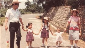 行政院長蘇貞昌9日在臉書PO出與太太詹秀齡與三名女兒的合照。（圖／翻攝蘇貞昌臉書）