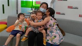 擁有六個孩子，喜歡孩子的明芬覺得自己很幸運，卻常因為外界的眼光覺得倍感壓力（圖／1111人力銀行提供）