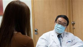 光田綜合醫院乳房外科醫師暨副院長鍾元強，提醒女性乳癌早期篩檢發現，治療存活率極高（圖／光田綜合醫院提供）