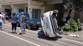 新／驚險車禍！自小客撞破圍牆翻覆