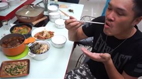 網紅Ｊ爸捕殺綠鬣蜥誤抓蛇吃下肚觸法，開罰6到30萬，臭青母，王錦蛇，道歉　（圖／J爸授權使用）