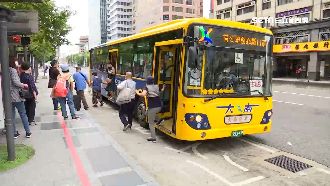 疫情期公車班次減　乘客等嘸車、擠爆