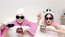 謝金燕與媽媽合影。(圖／謝金燕IG)