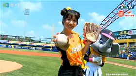 泱泱開球。（圖／翻攝自麥卡貝運動頻道）