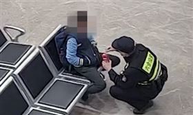 ▲公安在街頭遇到12歲男童。（圖／翻攝自南京公安微信）