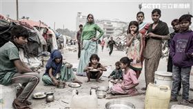 印度德里貧民窟裡婦人孩子們正在埋鍋造飯（圖／林清華攝影） 