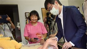 陳其邁訪視「超跑媽媽」陳嘉齡高雄市長陳其邁（右）日前訪視「超跑媽媽」陳嘉齡（右2）及她重度腦性麻痺兒子小比，9日母親節陳其邁也發文指出，陳嘉齡樂觀、不放棄的精神鼓舞人心，令人敬佩。（高雄市政府提供）中央社記者王淑芬傳真  110年5月9日