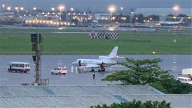 2駐印代表處官員確診　搭醫療專機返台（1）台灣駐印度代表處2名台籍官員確診，8日搭乘醫療專機返台就醫，班機抵達時，機坪已有救護車及相關單位車輛等待，相關人員則穿著防護衣在機下待命；確診人員下機後，隨即由2台救護車分別載往醫院治療。中央社記者葉臻攝　110年5月8日