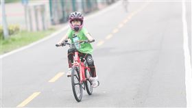 全台高溫注意防曬中央氣象局預測，8日各地高溫普遍在攝氏29到34度，南部近山區處或河谷有36度以上高溫發生機率，戶外活動應多補充水分並注意防曬。中央社記者吳家昇攝  110年5月8日