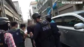 灑冥紙、丟雞蛋討債！南投警局強勢掃黑　出動特警逮人 翻攝畫面