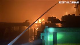 高雄市燁聯鋼鐵公司的油槽爆炸起火燃燒。（圖／翻攝畫面）