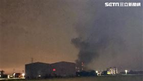 高雄市燁聯鋼鐵公司的油槽爆炸起火燃燒。（圖／翻攝畫面）