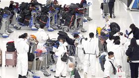 日本政府10日起將針對從印度、巴基斯坦及尼泊爾等3國入境旅客加強邊境管制，在日本的防疫旅館隔離期由3天延長為6天，並多增1次病毐檢測，圖／美聯社／達志影像