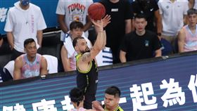 PLG總冠軍賽第2戰　夢想家不敵勇士（1）台灣職籃聯盟P. LEAGUE+（簡稱PLG）總冠軍賽第2戰9日登場，福爾摩沙台新夢想家洋將塔克（Anthony Tucker）（持球者）繳出17分13籃板10助攻成績，可惜球隊仍無緣勝利。中央社記者張新偉攝  110年5月9日