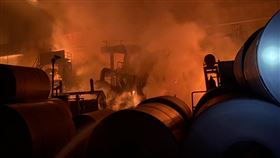 燁聯鋼鐵火警延燒逾2小時高雄市岡山區的燁聯鋼鐵公司於9日晚間發生火警，火勢一度猛烈延燒逾2小時後才受控制，造成一名員工吸入濃煙送醫。（高雄市消防局提供）中央社記者王淑芬 傳真 110年5月10日