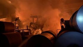 燁聯鋼鐵火警延燒逾2小時高雄市岡山區的燁聯鋼鐵公司於9日晚間發生火警，火勢一度猛烈延燒逾2小時後才受控制，造成一名員工吸入濃煙送醫。（高雄市消防局提供）中央社記者王淑芬 傳真 110年5月10日