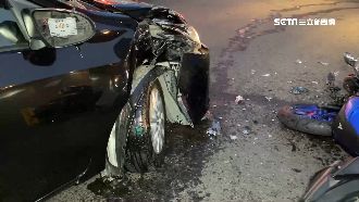 轎車左轉撞上重機　騎士倒地痛苦哀號