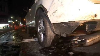 名車撞保時捷肇逃　機油瀉害騎士慘摔