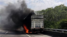 國道一號北上142公里 三義銅鑼路段 貨車物流車路肩起火燃燒，