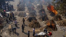  印度火葬場疫情,新冠肺炎。（圖／美聯社／達志影像）