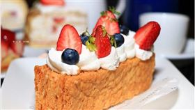 卡啡那草莓千層，圖/痞客邦部落格「敦小蓮の食旅錄」提供。