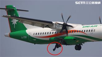 悚！爆胎輪胎皮空中晃　立榮迫降松機