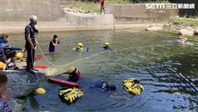 台中頭汴坑溪意外　1男1童溺水送醫不治台中市太平區頭汴坑溪9日發生溺水意外，造成2死憾事。消防人員表示，獲報趕到現場時發現是27歲陳姓男子與7歲李姓男童落水，現場水域約4米深，2人陸續獲救但已無生命跡象，分別送醫搶救仍不治。（台中市消防局提供）中央社記者蘇木春傳真  110年5月9日