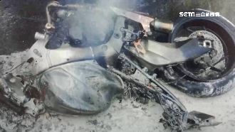 騎士自撞山溝起火　紅牌重機燒成灰燼