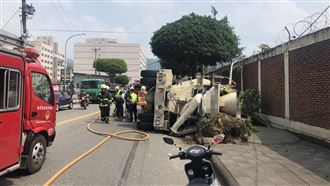 預拌混凝土車側翻！壓斷行道樹躺路面