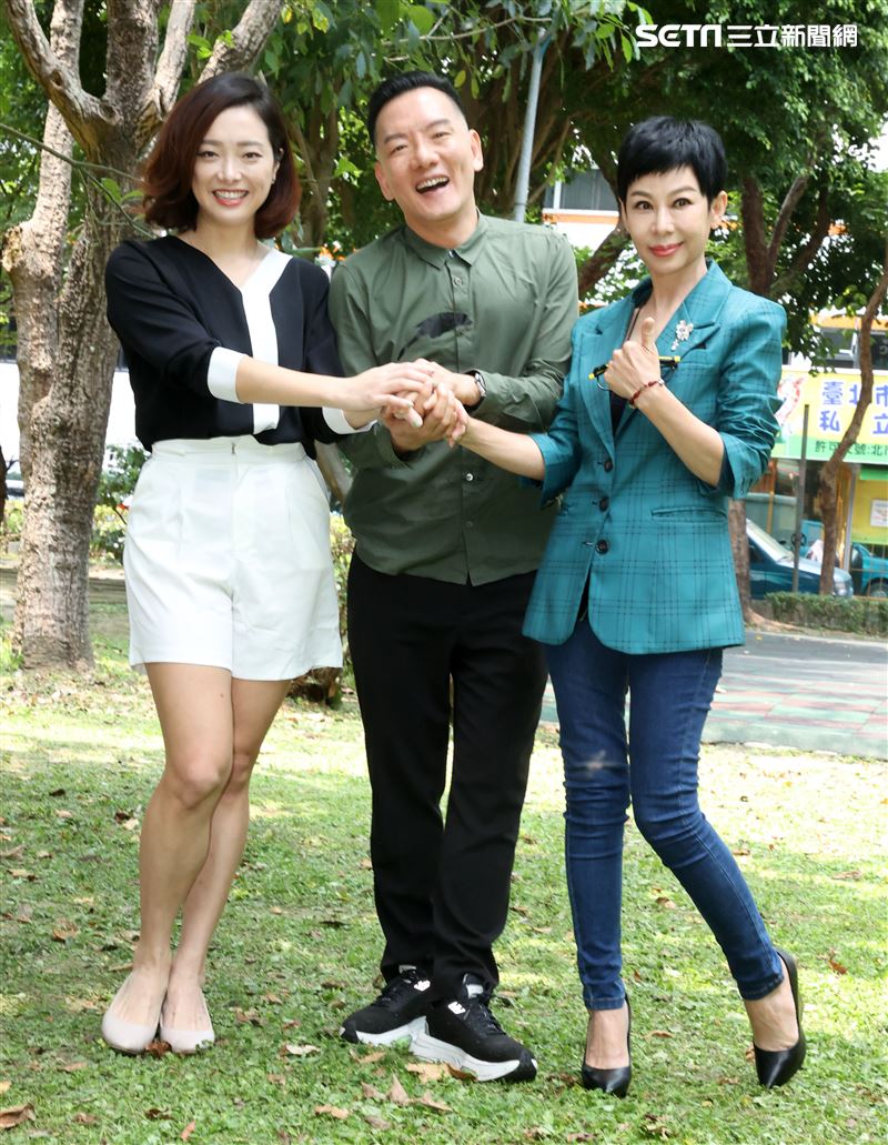 李秀媛、田定豐、林上筳跨入以蔬食為主的椅電商產業。（記者邱榮吉/攝影）