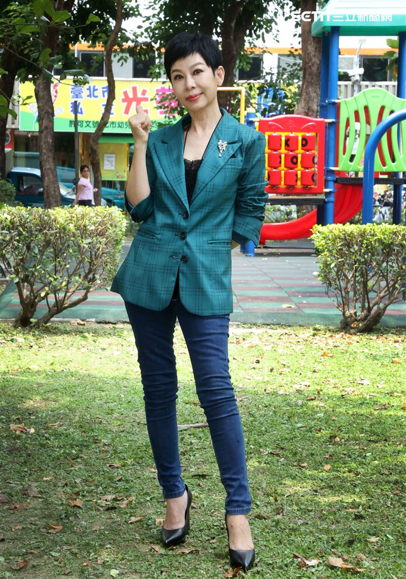 李秀媛跨入以蔬食為主的椅電商產業。（記者邱榮吉/攝影）