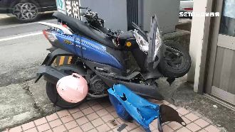 貨車雙黃線突迴轉！騎士煞車不及慘撞