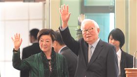 APEC登場　張忠謀夫婦搭機啟程亞太經濟合作會議年會暨領袖峰會登場，領袖代表張忠謀（前右）與妻子張淑芬（前左）16日搭機啟程，並揮手向送機代表與媒體致意。中央社記者邱俊欽桃園機場攝　107年11月16日