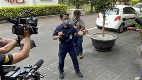 有網友PO文指出，新款警棍沒地方裝破窗尾蓋。保六教官示範新、舊警棍 記者李依璇攝影