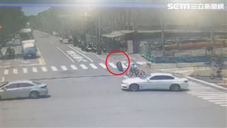 超扯畫面！輪胎狂滾70米擊落單車男