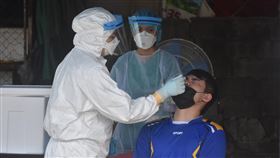 泰國民眾進行新型冠狀病毒檢測泰國4月初爆發第三波新型冠狀病毒疫情，且疫情嚴峻，曼谷多處社區傳出群聚感染，圖為醫護人員在曼谷孔提區（Klong Toei）幫民眾進行檢測。中央社記者呂欣憓曼谷攝  110年5月10日
