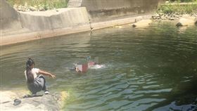 太平頭汴坑溪，7歲童、27歲陳男溺斃兩死，陳妻回應，不接受男童父親指控，殯儀館