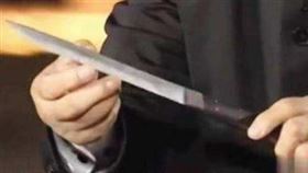 少女偷拿家裡殺羊用的刀上節目鑑定，專家一看卻嚇傻。（圖／翻攝自網易）