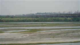 高屏溪水量剩4成（2）高雄市長陳其邁22日召開旱災應變會議，他會前表示，目前供水還算穩定，但高屏溪水量跟過去平均比較只剩4成，仍要未雨綢繆，盼民眾共體時艱。圖為高屏溪舊鐵橋段河床露出。中央社記者董俊志攝  110年3月22日