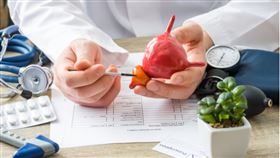 高風險轉移性荷爾蒙敏感型攝護腺癌的指標，包括：代表細胞分化惡性程度的格里森分數高於8分、四處以上骨轉移（包括至少一個非中軸骨及骨盆腔）、內臟轉移，符合項目越多，顯示風險度越高。