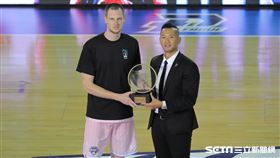 ▲PLG執行長陳建州頒獎給年度最佳洋將塞瑟夫。（圖／記者劉彥池攝影）