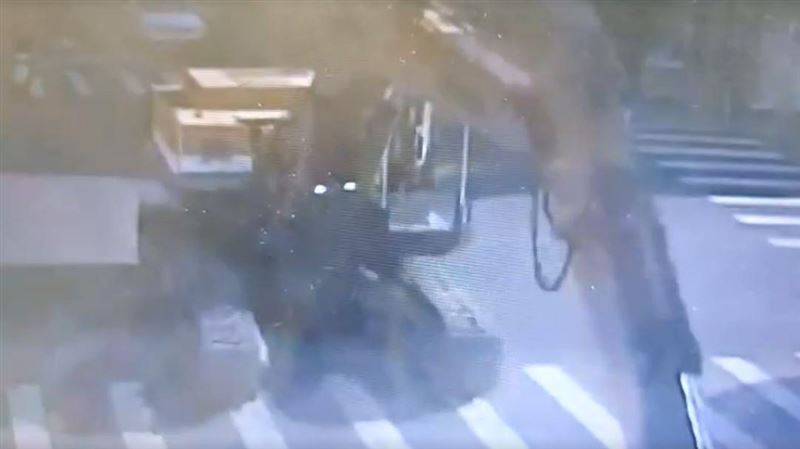 他2度偷開怪手上街　路人：當坦克開