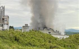 日本福島化學工廠爆炸濃煙竄天際 4人輕重傷（圖／翻攝自@mameteppo430707推特）