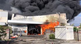 新／彰化保麗龍廠大火！警消多車搶救（圖／翻攝畫面）