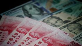 新台幣強升9.2分收創近24年新高（1）新台幣兌美元10日收盤收在27.816元，升值9.2分，台北及元太外匯市場總成交金額15.48億美元，盤中、收盤雙創近24年新高紀錄。中央社記者徐肇昌攝  110年5月10日