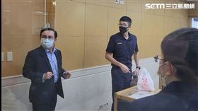 ▲電梯大廠永大機電許作名在3月間黯然辭去董事長職務，今被移送進地檢署，是否內線交易，他搖頭回應。（圖／記者楊佩琪攝）