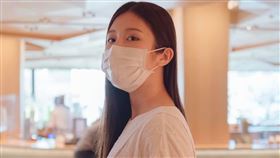 鄭家純在臉書貼出一張戴上口罩的照片呼籲，同島一命，落實防疫！